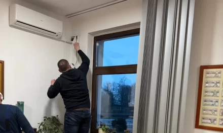 A rendőrség már tudja, ki rejtette el a leghallgatókészüléket a balatonalmádi jegyző irodájában, van már gyanúsított