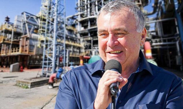 “A százhalombattai polgármester lapít, mint szar a fűben” – írják Vezér Mihályról, miután kiderült, hogy a MOL szemétégetőt akar építeni a városban