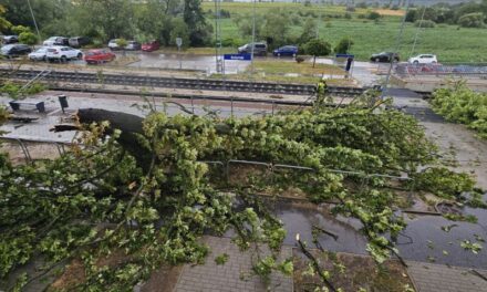 Vasútikatasztrófa-sújtotta területté nyilvánították a főváros és a Balaton térségét, a MÁV azt kéri, kedden ne utazzanak  vonattal
