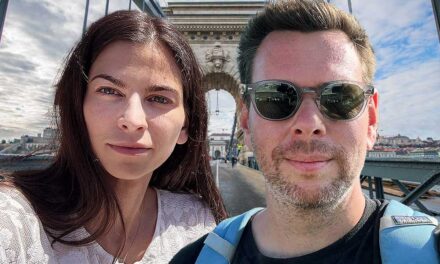 Fontos dolgot magyarázott el Vitézy Dávid a fideszes Szentkirályi Alexandrának aztán megérkezett a Harcosok Klubja és elkezdődött a balhé