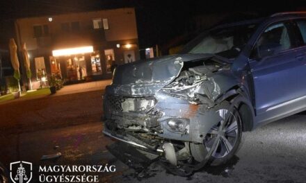 Olyan részegen ült volán mögé a nő, hogy a saját sávjában sem tudta tartani a járművét, súlyos balesetet okozott