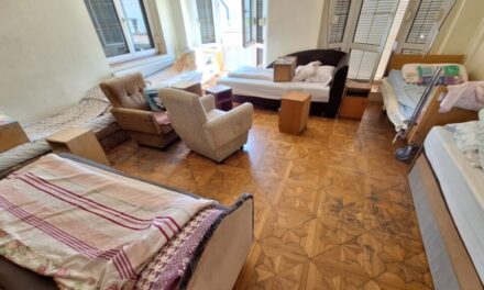 A pincében kialakított túlzsúfolt szobák, lekötözött gondozottak: illegális idősek otthonát leplezett le a NAV Debrecen környékén