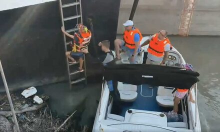 Életmentés a Dunán: uszályok közé szorult egy motorcsónak 3 gyermek és 2 felnőtt volt a fedélzeten – Videó