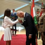 Állami kitüntetést kapott Rubont Réka, az elismerést  Szalay-Bobrovniczky Kristóf adta át