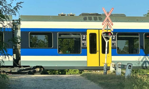 Halálra gázolt egy embert a vonat Agárdon, a vasúti átjáróban