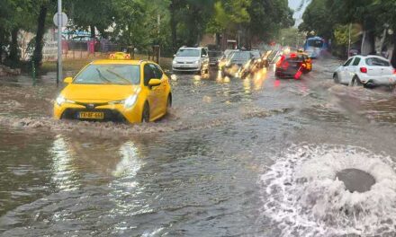 Durva felhőszakadás Budapesten és környékén, elöntött utcák, udvarok és parkolók