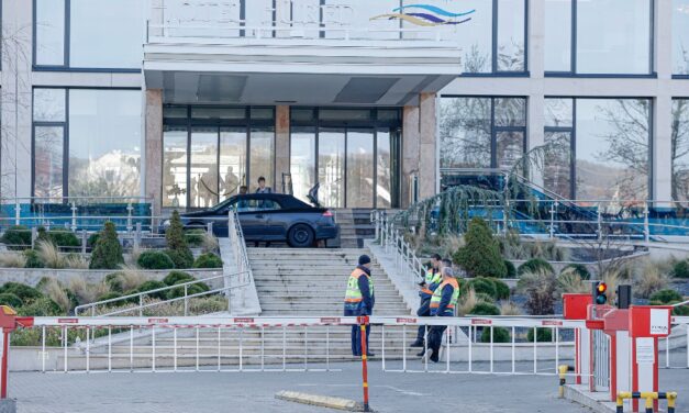 Rendkívüli biztonsági intézkedések között ülésezik a Fidesz frakciója Balatonfüreden, a legnagyobb titokban szervezték meg a tanácskozást