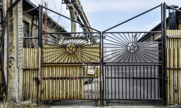 Halálra késelte cimboráját egy elhagyatott gyártelepen a 23 éves férfi, az áldozat holttestét hónapokkal később találta meg egy kertész