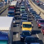 M1-es autópálya bővítése: óriási dugokkal indultak az átépítési munkálatok, a MÁV is készül a közlekedési változásokra