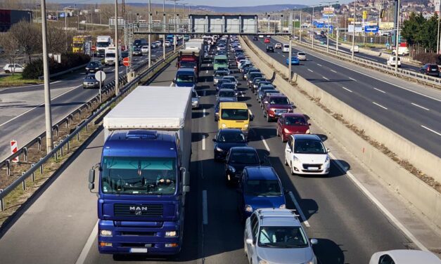 Kezdődik a káosz: mától egy évre lezárták az M1-es autópálya bővítése miatt a biatorbágyi fel- és lehajtóját