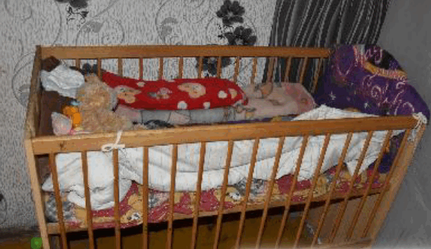 Sem beszélni, sem járni nem tud majd a kisgyermek, aki édesanyja folyamatosan súlyosan bántalmazott, emiatt maradandó sérülést szenvedett