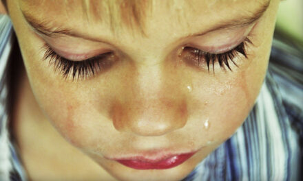 A gyerekorvos szerint nem zárható ki, hogy megverték a másfél éves kisfiút, aki a szekszárdi gyermekotthonban súlyos sérült meg