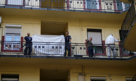 „Veszekedést, majd verekedést hallottunk, aztán pedig törtek-zúztak” – egy brit turistát késelt halálra a 34 éves utitársa