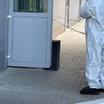 Gyilkosság Pesterzsébeten: a panellakás erkélyén szúrta le anyját egy férfi, az idős nő segítségért kiáltott fia tette közben