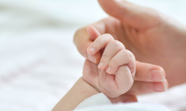 Simontornyai csecsemőhalál: a helyiek szerint a család csak kitalálta, hogy a testvére miatt tört el a kisbaba nyaka, megszólalt az egyik rokon