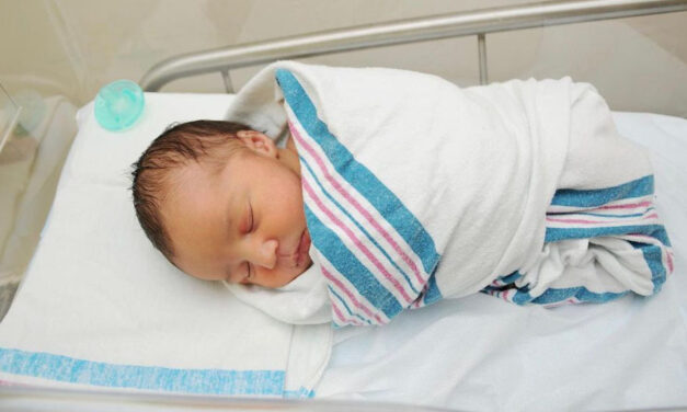 Újabb csecsemőhalál: az ágyon ugrálva törte el egyhetes testvére nyakát az iskoláskorú fiú, pár hét alatt négy kisgyermek halt meg Magyarországon