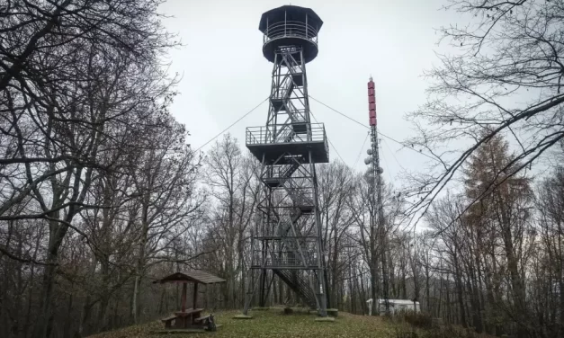 Tragédia a Karancs-kilátóban: kizuhant és meghalt egy 20 éves férfi