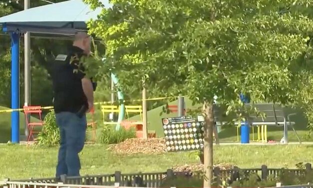 Egy idősebb férfi és fia autójukba kényszerítettek három fiatalt: az egyik fiú fejét többször beleverte egy vasoszlopba