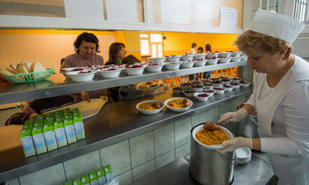 Közétkeztetési háború Újbudán: saját maga szervezte meg a kerület menzáját az önkormányzat, a polgármester maffiamódszerekről beszél