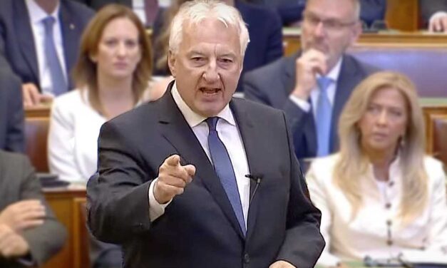 „Ez egy vérvád” – indulatosan reagált a parlamentben Semjén  Zsolt arra, hogy esetleg köze lehet a Szőlő utcai javítóintézetben történt ügyekhez