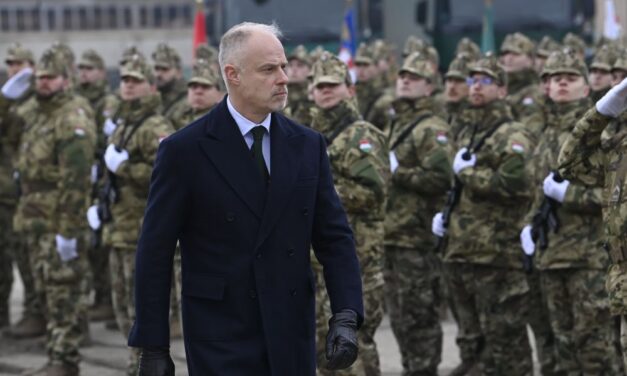 Saját fegyverével, meglőtte saját magát Szalay-Bobrovniczky Kristóf egyik testőre