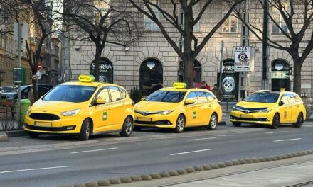Káosz Budapesten: több száz taxis tüntet a Városháza és a Hősök tere között, tarifaemelést követelnek