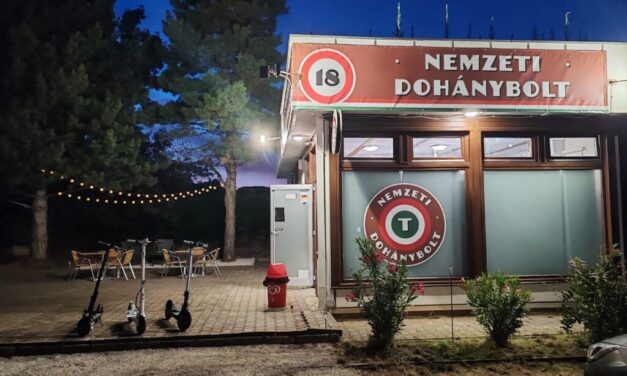 Szigorított a balatonfüredi önkormányzat: betiltották a kocsmai hangulatot a trafikoknál