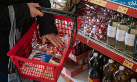 Csupa jó hírt közölt Gulyás Gergely: további 14 termékre vezetik be az árrésstopot, több ágazatban jelentős béremelés várható