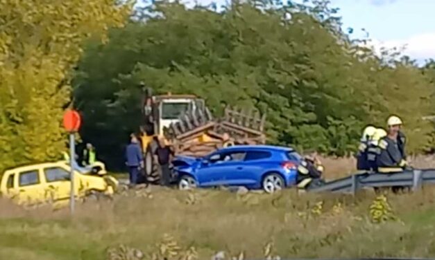 Újabb részletek a demecseri halálos balesetről: Versenyzett a barátjával, emiatt csapódott a traktornak, nem tudták újraéleszteni a 22 éves sofőrt