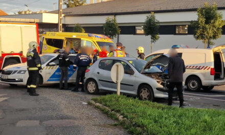 Vezetés közben meghalt egy férfi Sárváron, a sofőr a kormányra borult, ezután csapódott egy másik autóba