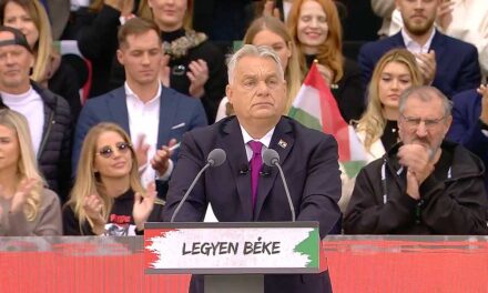 A boldogan tapsikoló Szabó Zsófival és a rózsafüzérrel imádkozó Eperjes Károllyal a háta mögött mondta el beszédét Orbán Viktor