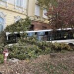 Buszbaleset Szolnokon: egy gimnáziumba csapódott a busz, folyamatosan mentik az embereket, két mentőhelikopter is érkezett
