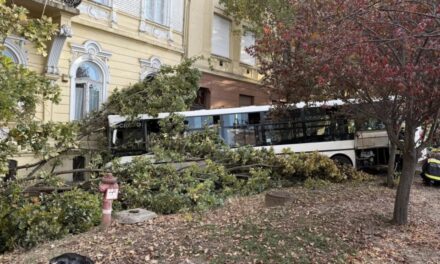 Buszbaleset Szolnokon: egy gimnáziumba csapódott a busz, folyamatosan mentik az embereket, két mentőhelikopter is érkezett