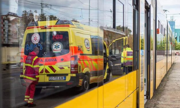 Két súlyos balesettel indult a szerda: villamos ütközött egy autóval Ferencvárosban, elgázolt egy embert az InterCity