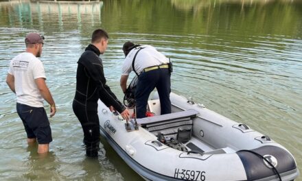 Örvény borította fel a Debreceni Egyetem kutatóinak csónakját, a 25 éves hallgatót a búvárok keresik – fotó a cikkben