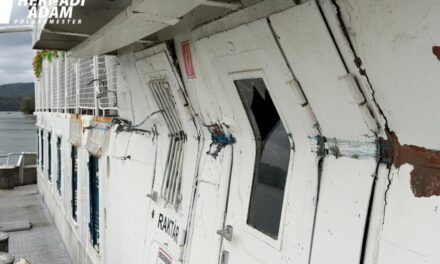 Hajóbaleset Esztergomban: állóhajóval ütközött a szállodahajó