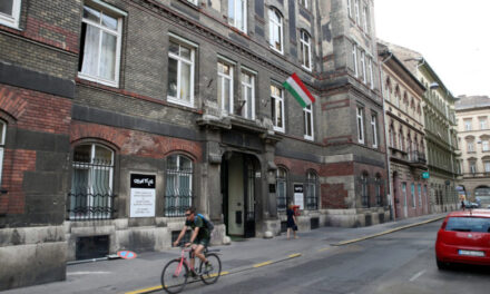 Orvosmaffia a krónikus osztályon: egy befizetési bizonylatnak látszó papírfecnivel próbálták leplezni az illegálisan beszedett több száz millió forintot a főorvosok