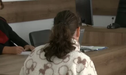 „Hallottam, hogy recsegnek ropognak a székek, a bútorok” – láncfűrésszel támadt haragosára egy férfi, az áldozat látássérült lányát mai napig rémálmok gyötrik