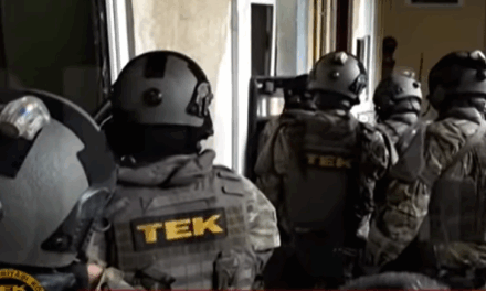 Balhé Erdőkertesen: robbantással és baltával fenyegetőzött a zavarodott férfi, a TEK kommandósai fogták el