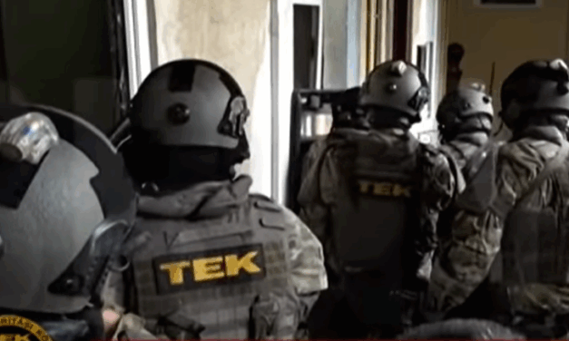 Balhé Erdőkertesen: robbantással és baltával fenyegetőzött a zavarodott férfi, a TEK kommandósai fogták el