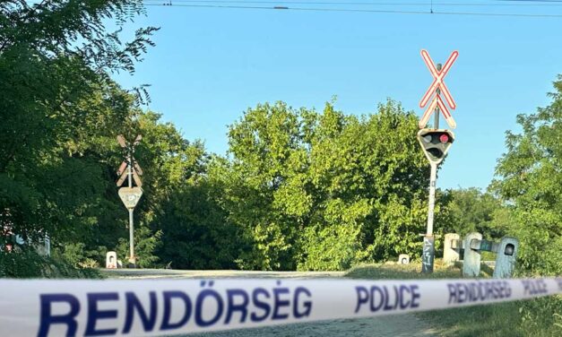 Vasúti baleset Lajosmizsénél: vonattal ütközött egy autó, pótlóbuszok szállítják az utasokat