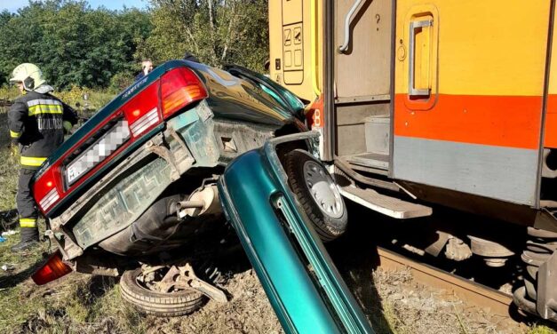 Súlyos vasúti baleset a Apagyon: vonattal ütközött egy autó, a sofőrt életveszélyesen megsérült