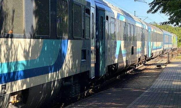 Nagy baj a MÁV-nál: a győri vonalon keletkezett elektromos tűzet zárlat okozta, hétfőn még biztosan nem áll helyre a vasúti közlekedés
