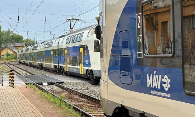 Milliárdokat költ kommunikációra a MÁV, miközben késnek a vonatok, rohadnak a sinek és az állomások,