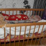 Eltörte a bordáját és fagyasztóba verte csecsemője fejét, mert idegesítette a baba sírása: pár év börtönnel megúszta a kegyetlen apa