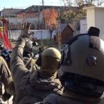 Megrázó videó, ahogyan menekítik a 15. kerületi óvodából a gyereket a késsel hadonászó férfi elől