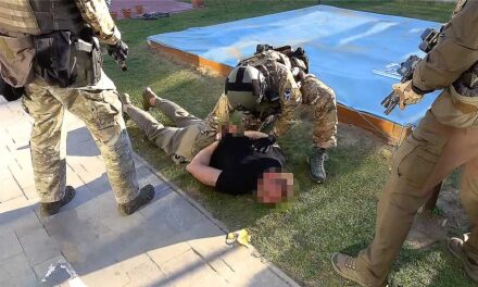 Körözés alatt állt a 15. kerületi óvodába késsel berontó férfi, kábítószert és szamurájkardot is találtak nála