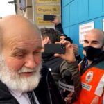 Vádat emeltek Iványi Gábor és több ismert ellenzéki politikus ellen, amiért elállták a NAV ellenőrök útját a Dankó utcában