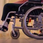 Új férjével együtt elköltötte a nyaktól lefelé lebénult fia 164 millió forintos kártérítését: ingatlanokat és luxusautót és quadot vettek a lopott pénzből