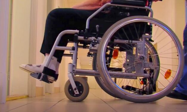 Új férjével együtt elköltötte a nyaktól lefelé lebénult fia 164 millió forintos kártérítését: ingatlanokat és luxusautót és quadot vettek a lopott pénzből